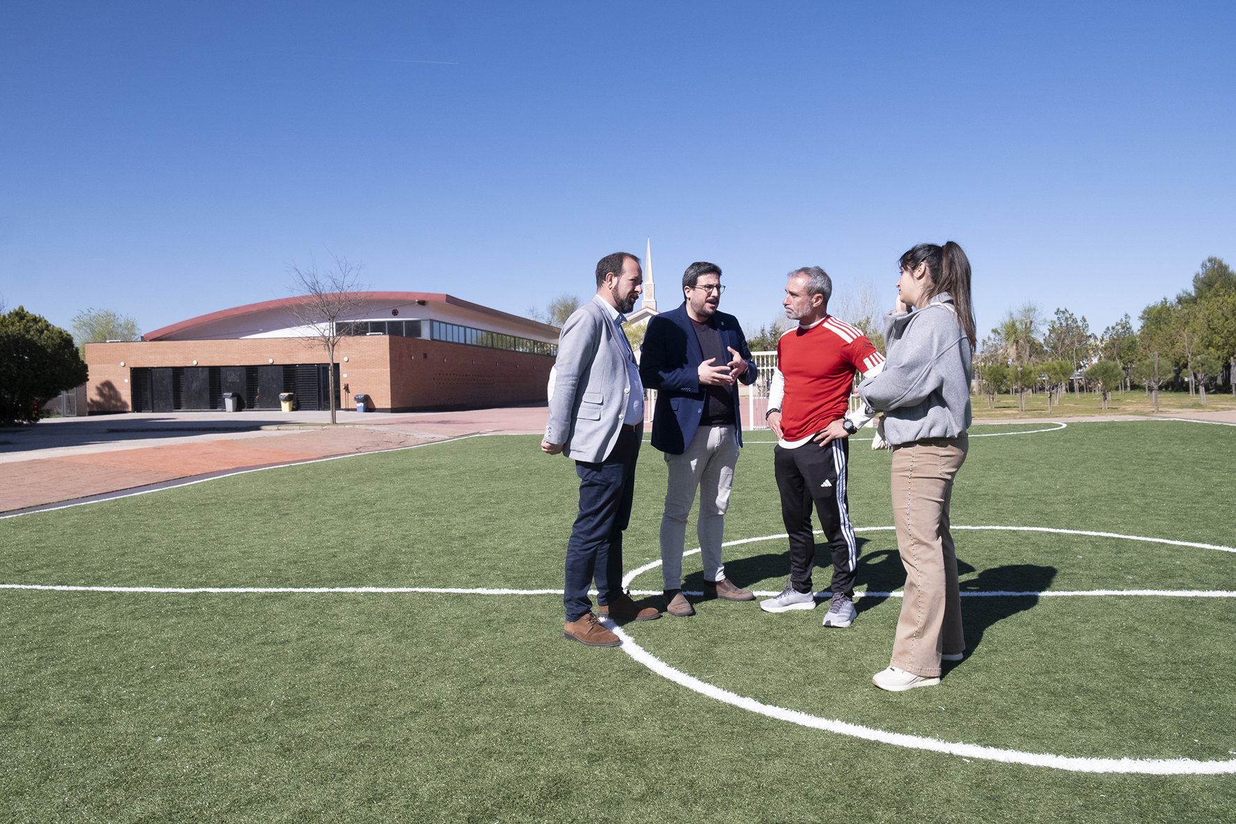 El concejal de Vías y Obras, el alcalde, el director del Maestra Plácida Herranz y la concejala de Educación